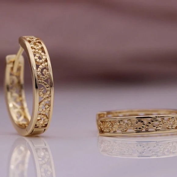 🌟 Gold Plated Hoop Earrings - Picture 3 of 4